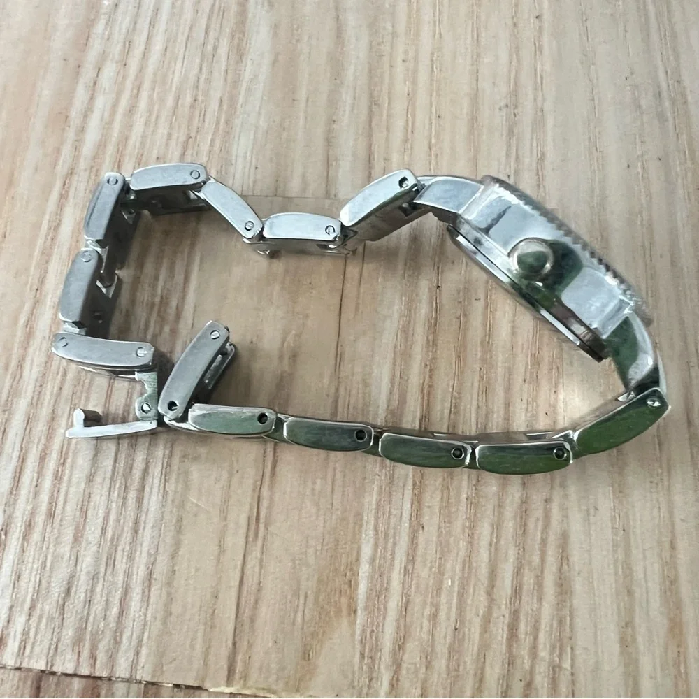 Unbranded ladies silver tone bracelet watch NEW BATTERY